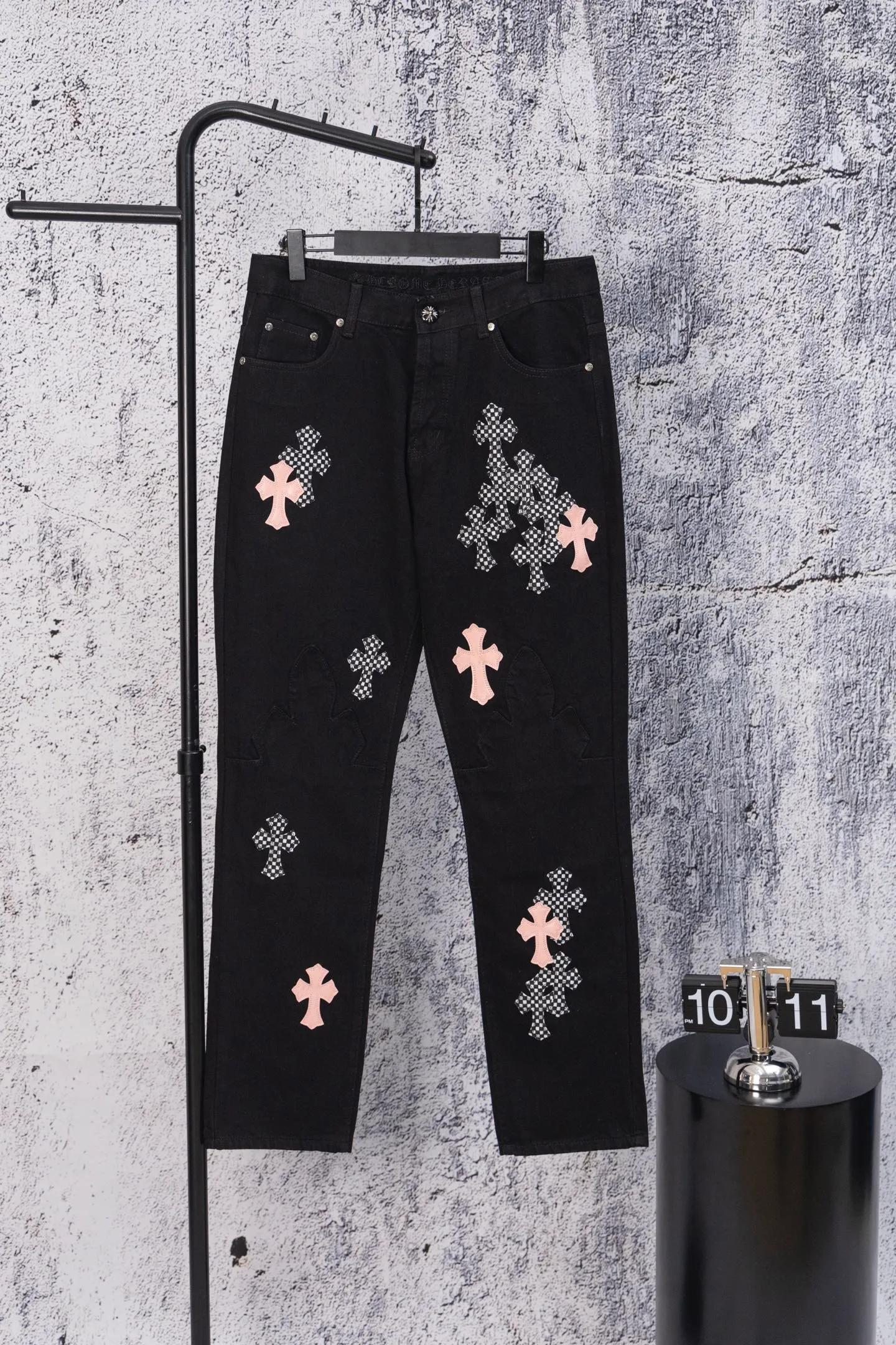 P260 CH Chromehearts limited edition black and white checkered pink cross patchwork leather black jeans, priced at 34W level, patchwork cross pattern embellishment, washed jeans! ! An absolutely high-end luxury product, a 1.9W-level god-level single product, a super popular product, made by top heavy industry, a magic weapon that cannot be missed! [About Zangyin] This is an extremely luxurious fashion brand that can also be called the aristocracy of the high street. It has always been an exclusive brand for some hipsters or rich second generations. Compared with ordinary high streets, it is more luxurious and noble. Compared with luxury brands, it is more fashionable and individual. It has always been a brand that I have a special liking for. [Top heavy industry fashion design] Consistently high-street luxury style. Speaking of this style, the Zangyin family and GU family are definitely the leading representative brands. Especially the Zangyin family has really achieved a state-of-the-art effect in creating high-street style. The unique washed material is used to create this style. The color system is already quite eye-catching. After it is decorated with patchwork cross flowers, it cleverly highlights the charm of the brand. Secondly, this style uses classic The high-waist cutting design highlights the long legs and fashionable temperament of the upper body. The brand is highly recognizable and the slim fit configuration is more suitable for daily wear. It is a product that interprets personality, fashion, and specifications at a glance. This single product is enough to make any fan excited. It can be a white T-shirt for a youthful college style, or a tight suspender for a royal style. It has strong matching ability and can be easily controlled by men.  [Materials and craftsmanship] Needless to say, this point goes without saying. As an excellent craftsman brand, Zangyin’s requirements for details and craftsmanship are really perfect. The washed color of this model has gone through so many processes, not to mention the embellishment of denim appliques. It is also purely hand-made and sewn. Just like what they believe in, only hand-made things have soul and have the meaning of wear. A top-notch heavy-duty fashionable denim item, I look forward to your perfect interpretation! !  Color: Black Size: 28-36